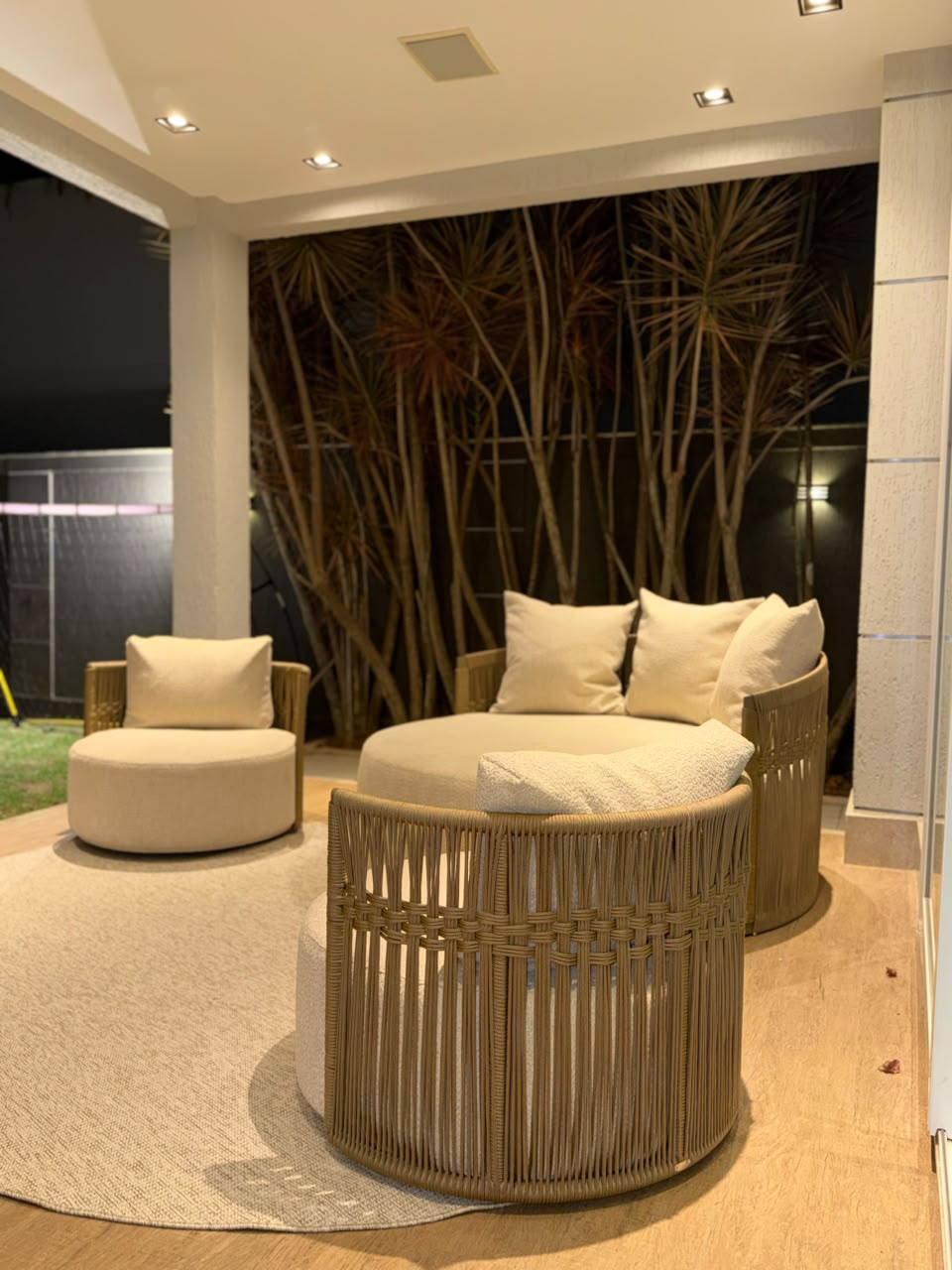 Design orgânico e envolvente que traduz sofisticação, conforto e exclusividade em uma peça de presença elegante e atemporal.
