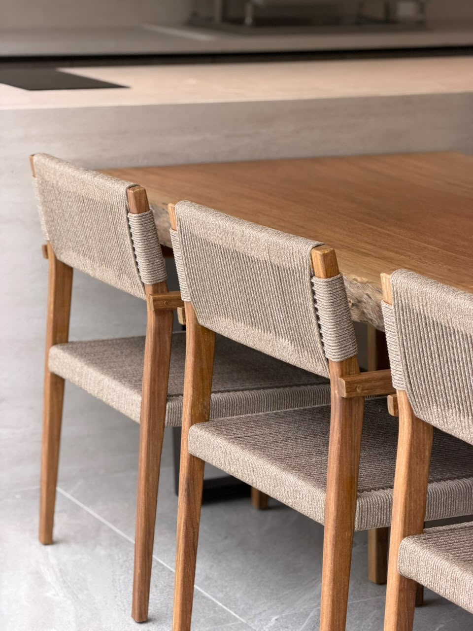 Uma peça de presença marcante, onde a elegância da madeira encontra a delicadeza da trama artesanal. Design exclusivo, conforto e sofisticação em perfeita harmonia.